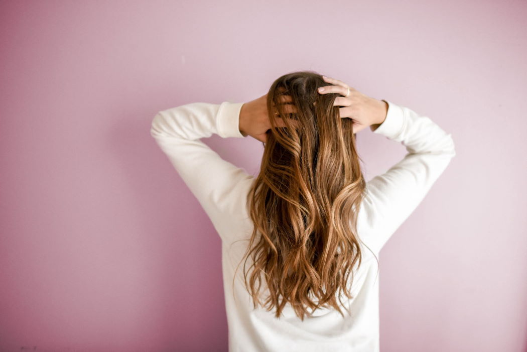 Gęste i zdrowe włosy w dwa miesiące? Poznaj zalety zabiegu na włosy Dr Cyj