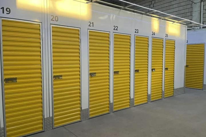 Jak działa self storage? Praktyczne rozwiązanie, gdy brakuje miejsca, a liczy się wygoda