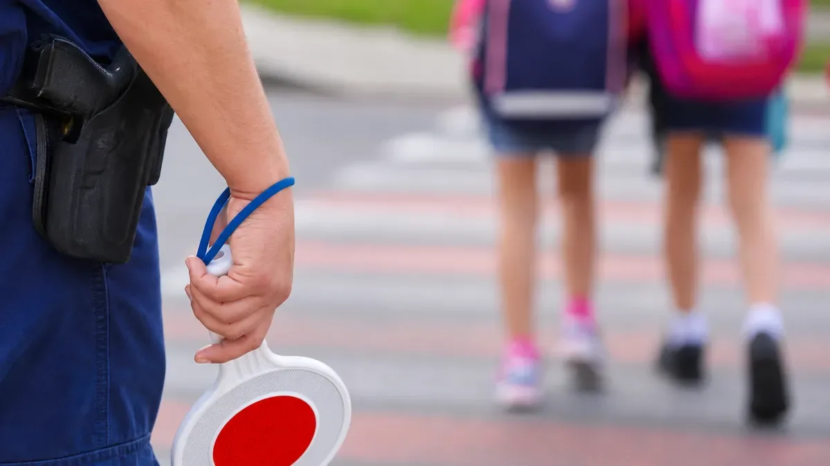 Policjanci z Wieliszewa uczyli przedszkolaki, jak bezpiecznie przejść przez jezdnię