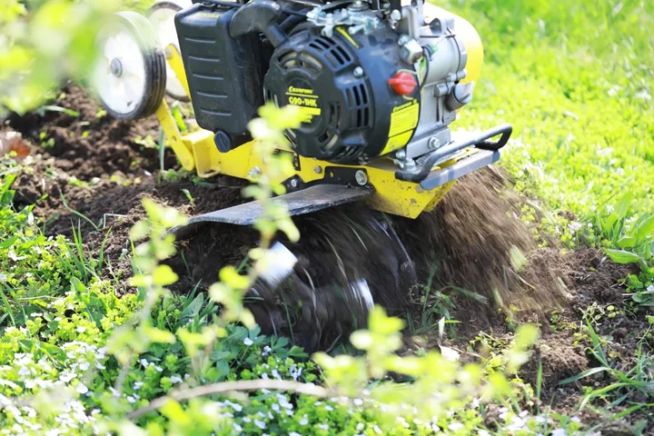 Kiedy glebogryzarki elektryczne stanowią lepszy wybór niż modele spalinowe do małych ogrodów?