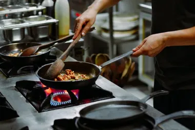 Stół ze zlewem w gastronomii - jak dobrać model do zaplecza?