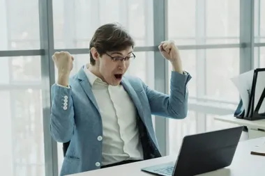 Jak uniknąć oszustwa przy zakupie szkolnego hologramu kolekcjonerskiego?