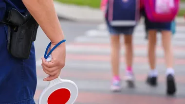 Policjanci z Wieliszewa uczyli przedszkolaki, jak bezpiecznie przejść przez jezdnię