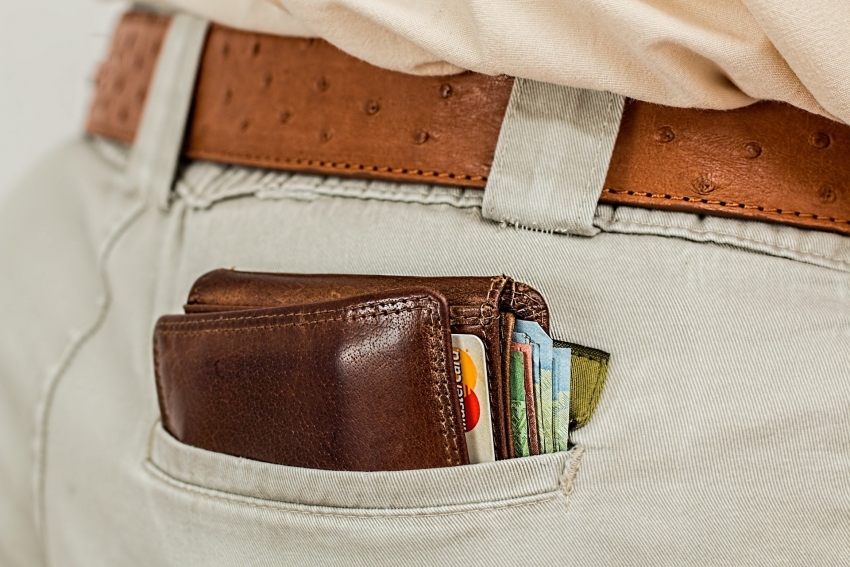 Na zdjęciu portfel w tylnej klapie spodni