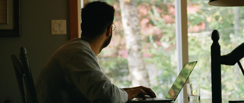 Na zdjęciu osoba pracująca na komputerze