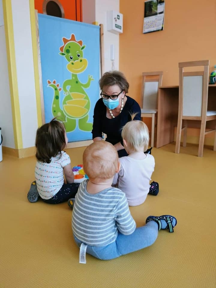 Na zdjęciu dyrektor żłobka Barbara Mierzejewska wraz z trojgiem podopiecznych. Źródło zdjęcia: Żłobiek Miejski.