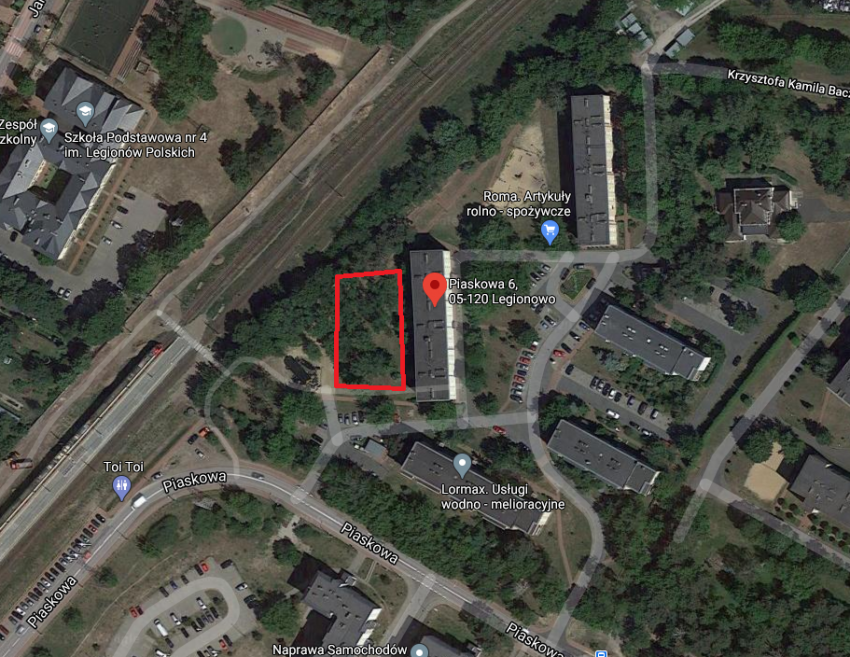 Zdjęcie satelitarne, na którym zaznaczono na czerwono obszar pod nowe boisko