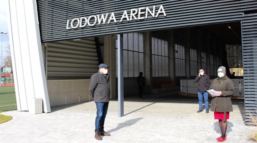 Trzy osoby na tle budynku Lodowa Arena w Legionowie
