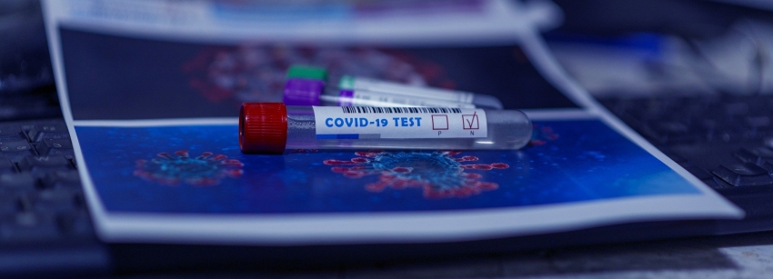 Na zdjęciu test na koronawirusa