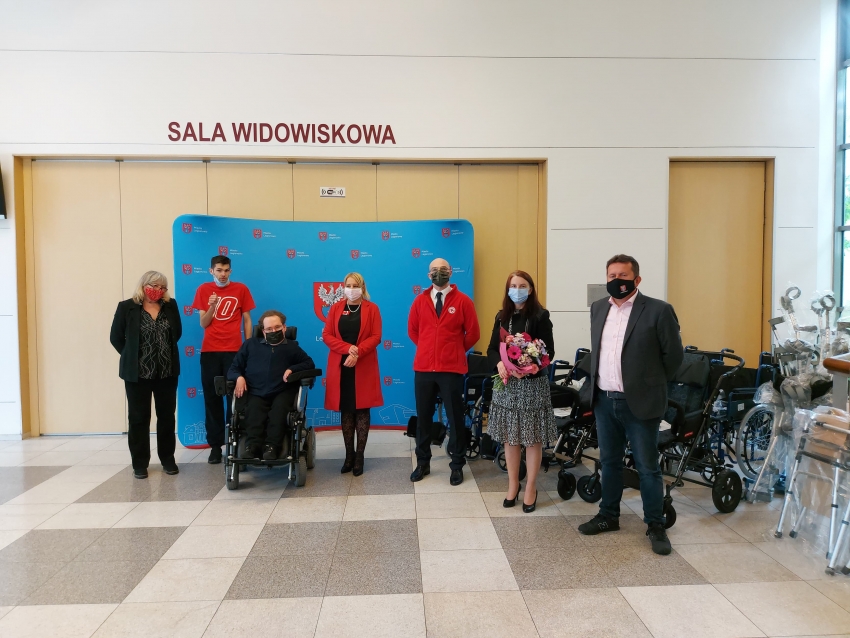 Zdjęcie z uroczystości przekazania sprzętu do wypożyczalni rehabilitacyjnej