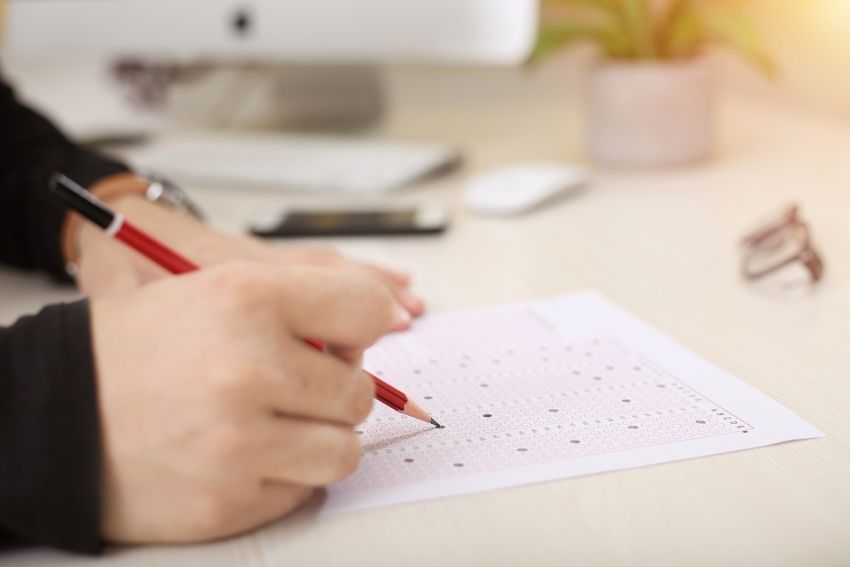 Na zdjęciu osoba wypełniająca test