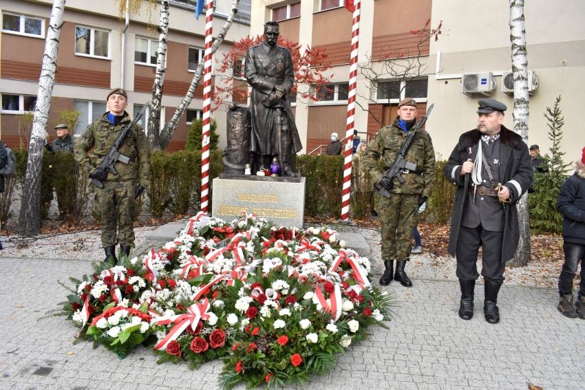 Wiązanki pod pomnikiem