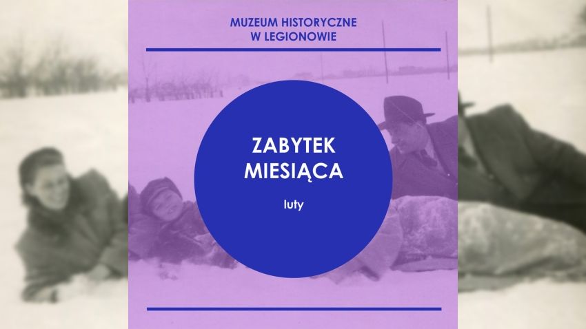 Zabytek miesiąca - w tle zabytkowa fotografia z kilkoma osobami w śniegu