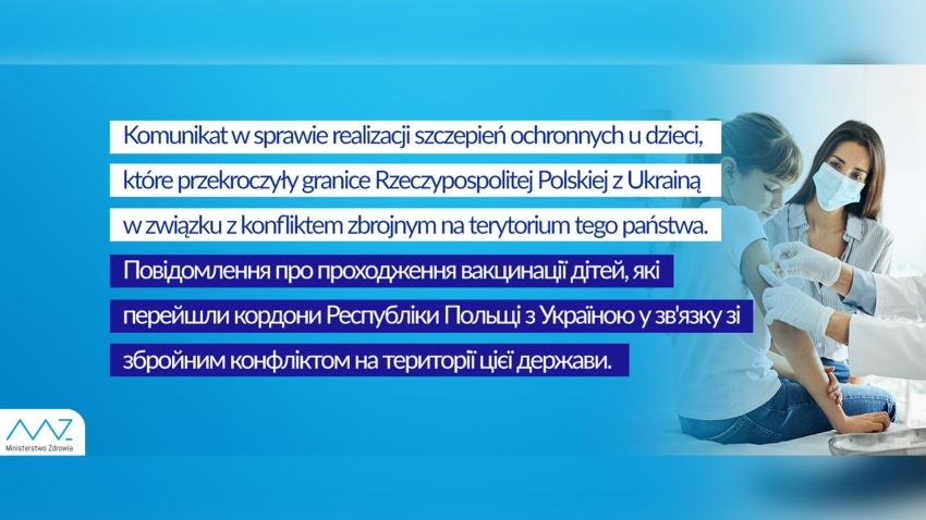 W tle kobieta i dziecko, któremu przyklejany jest plaster. Treść z grafiki w artykule