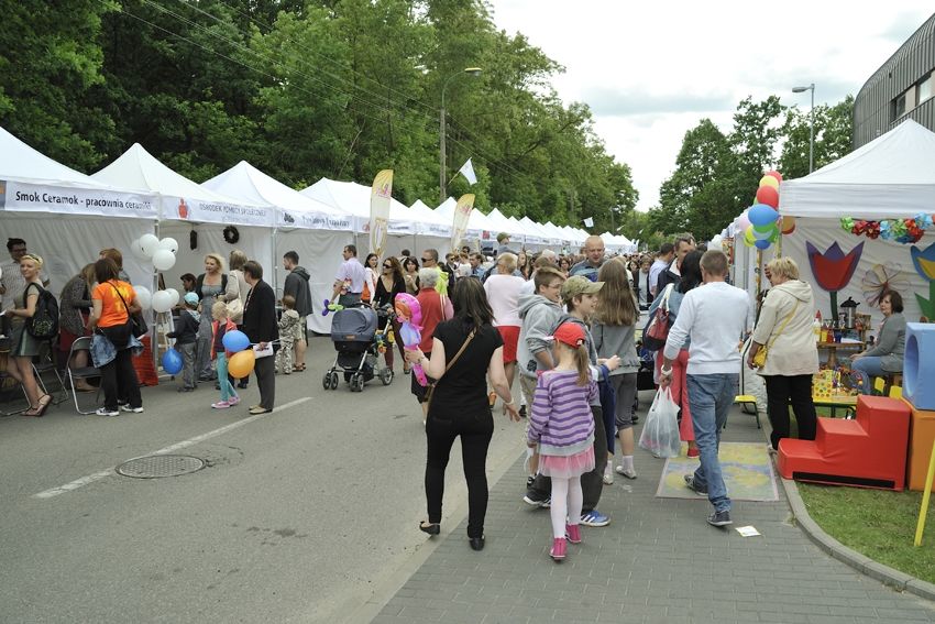 Stoiska pod namiotami i przechodzące przy nich osoby