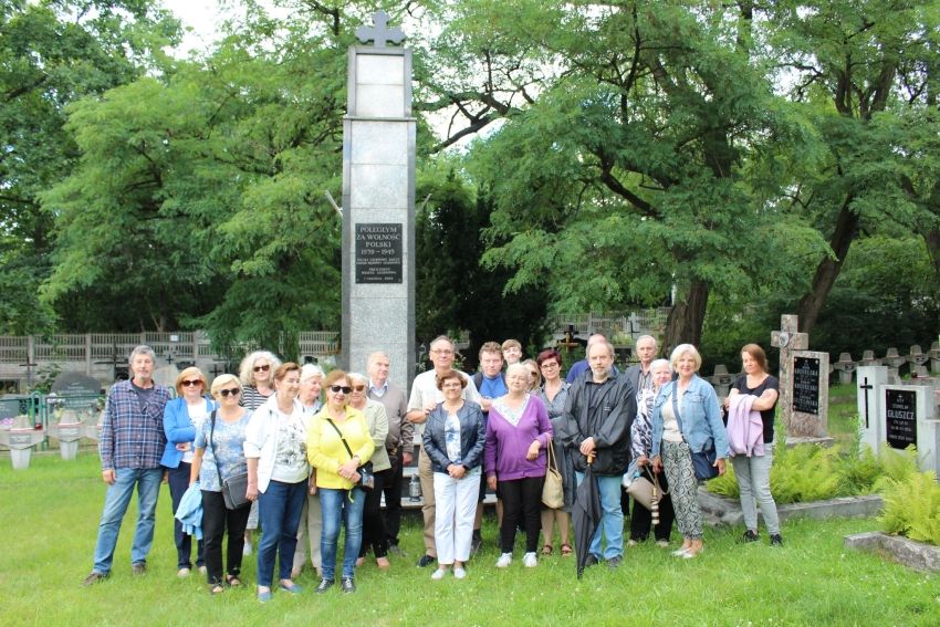 Grupa ludzi pod obeliskiem. Źródło: Muzeum Historyczne w Legionowie
