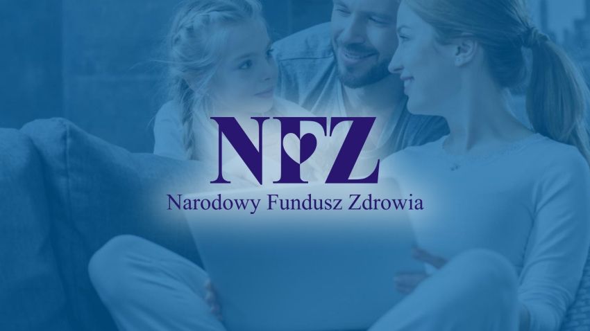 Logo NFZ, w tle kobieta, dziewczynka i mężczyzna z laptopem