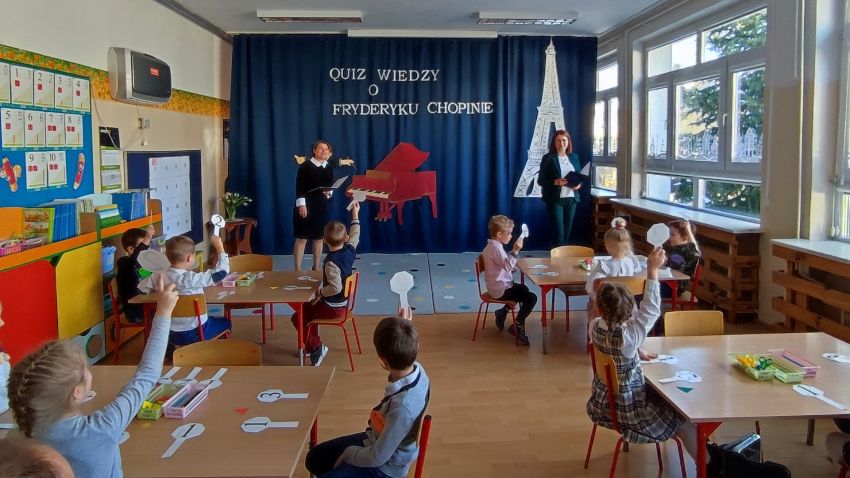 Dzieci w sali podczas quizu wiedzy o Fryderyku Chopinie