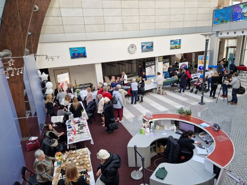 Wiele osób w atrium ratusza podczas kiermaszu w dniu kobiet