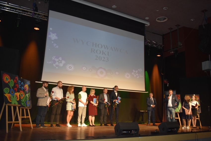 Na zdjęciu osoby na scenie sali widowiskowej
