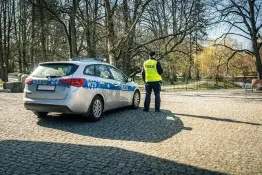 Rajd Volkswagenem po zamarzniętym Zegrzyńskim - pomost ratowników poważnie uszkodzony