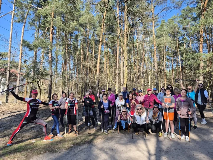 Obrazek przedstawia grafikę promocyjną wydarzenia Bezpłatny trening Nordic Walking w Legionowie — niedziela, godz. 18:30