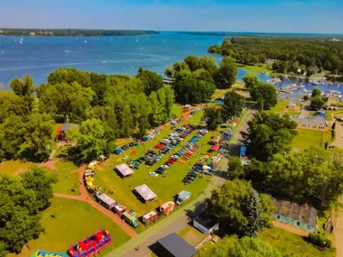 Grafika promocyjna wydarzenia Wakacyjny Zlot Classic Cars Legionowo – klasyczne auta w plenerze