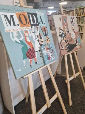 Książki, moda i kolory w Poczytalni - wystawa, która łapie za oko