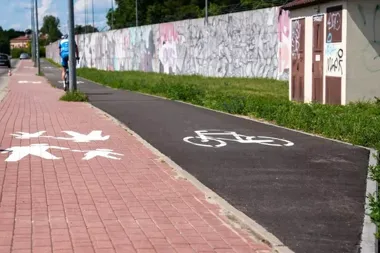 Przy Szwajcarskiej rowerzyści zyskali nową trasę. Pod wiaduktem bezpieczniej