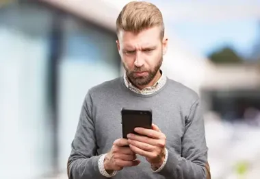 Fałszywy SMS z ZUS może wyglądać wiarygodnie. Numer 8080 pomaga go zablokować