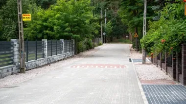 Dwernickiego po przebudowie. Dwa progi zwalniające zamiast jednego