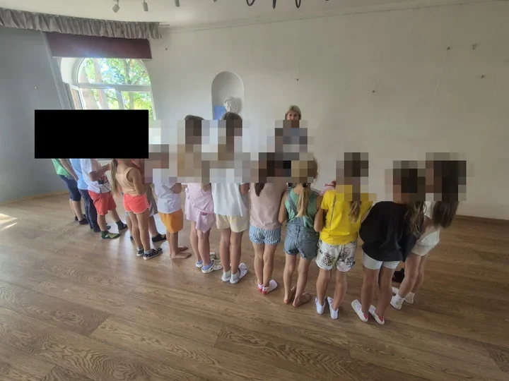 Policjantka odwiedza kolonie w Legionowie. Dzieci uczą się reagować