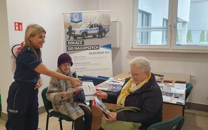 „Wnuczek”, policjant, pracownik ZUS-u. Seniorzy z Legionowa poznali metody oszustów