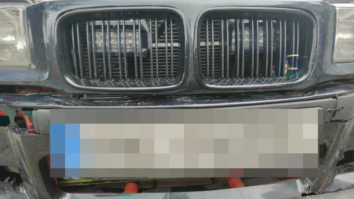 Światła jak dla radiowozu w BMW. Kierowca stracił dowód w Łajskach