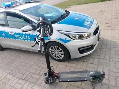 Hulajnoga elektryczna nie jest zabawką. Policja przypomniała zasady w Izabelinie