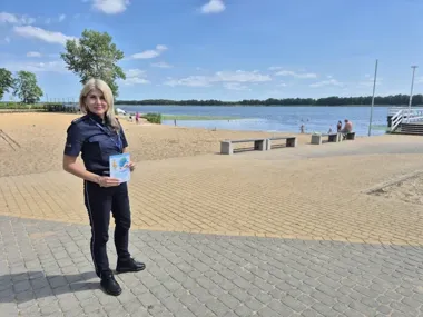 Na plaży w Serocku policjantki ostrzegły przed błędem, który kończy się tragedią