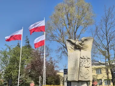 Trzy dęby i honorowy posterunek - Jabłonna oddała hołd ofiarom Katynia