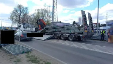 Ładunek runął na przeciwległy pas w Rembelszczyźnie - o włos od tragedii