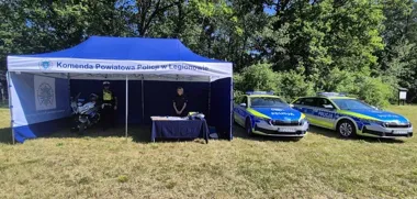Radiowóz przyciągnął dzieci w Skierdach, policjanci ostrzegali przed wodą