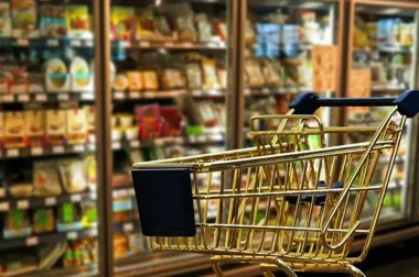 Seniorzy przez miesiące okradali market w Serocku - policja ich zatrzymała