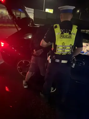 Skoda urwała koło, a kierowca miał promil i żadnych uprawnień