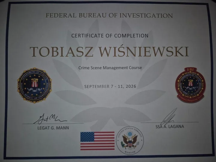Dyplom FBI potwierdzający ukończenie przez Tobiasza Wiśniewskiego kursu zarządzania miejscem zdarzenia, wydany we wrześniu 2026 roku przy ambasadzie USA w Warsz
