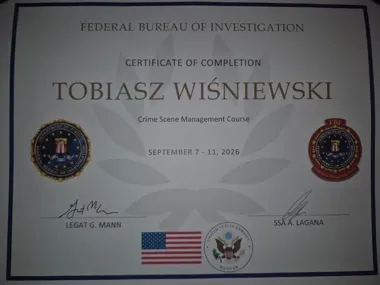 Dyplom FBI potwierdzający ukończenie przez Tobiasza Wiśniewskiego kursu zarządzania miejscem zdarzenia, wydany we wrześniu 2026 roku przy ambasadzie USA w Warsz