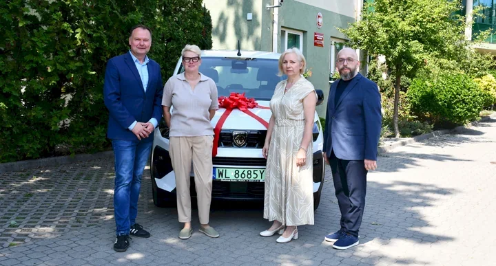 Elektryczny Peugeot trafił do DPS-u w Legionowie. Pomoże w codziennych wyjazdach