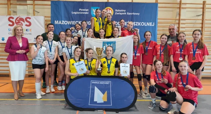 Młodzi siatkarze walczyli o awans – mistrzostwa powiatu w Stanisławowie Pierwszym