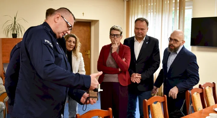 Policjanci z Jabłonny dostali nowy sprzęt do kontroli trzeźwości