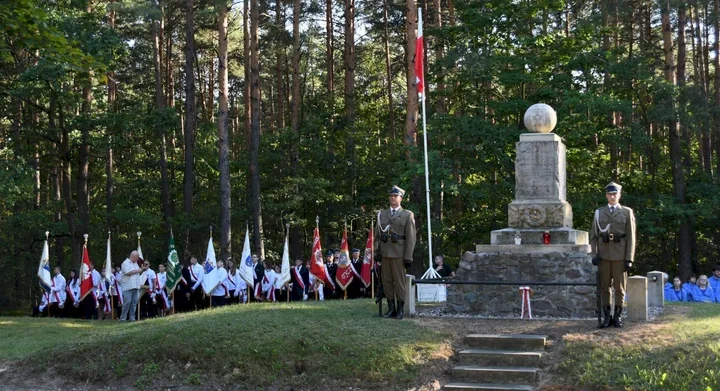 Ślady ostrzału i salwa honorowa. Hołd bohaterom Bitwy Warszawskiej