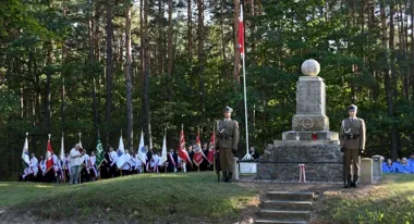 Ślady ostrzału i salwa honorowa. Hołd bohaterom Bitwy Warszawskiej