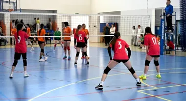 Turniej siatkówki w Chotomowie – młodzież z powiatu pokazała charakter i wysoki poziom gry