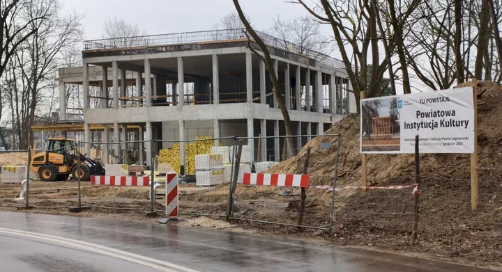 Nowa siedziba PIK rośnie przy Warszawskiej i odsłania skalę zmian